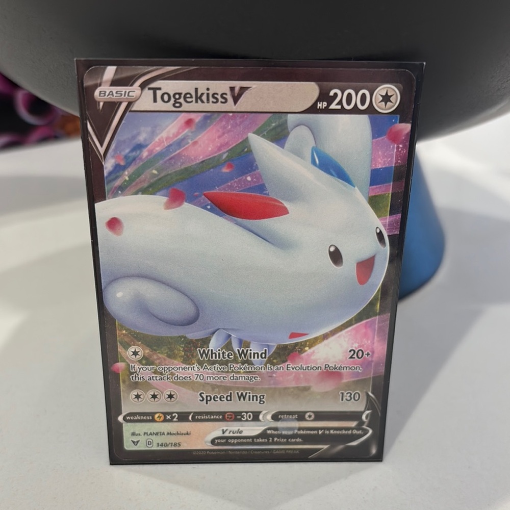 Togekiss V 140/185 Ultra Rare Pokemon Card TCG Sword & Shield Vivid Voltage